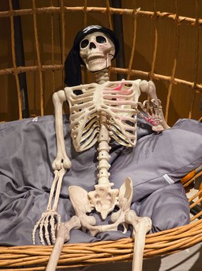 Asılı Sandalyede Korsan Bandanalı Cadılar Bayramı İskeleti