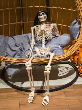 Asılı Sandalyede Korsan Bandanalı Cadılar Bayramı İskeleti