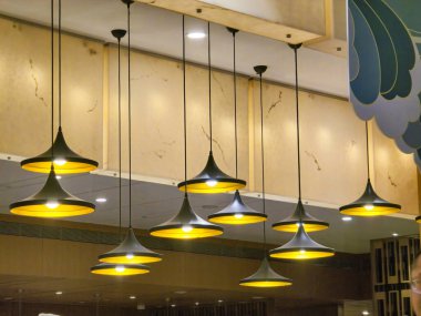 Yuvarlak Gölge ve Sıcak Sarı Işıltılı Asılı Balıkçılık Tarzı Lambası