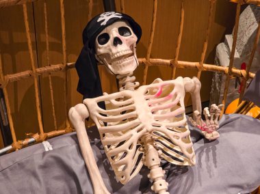 Asılı Sandalyede Korsan Bandanalı Cadılar Bayramı İskeleti