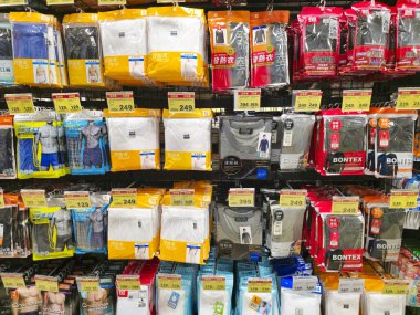 Tayvan, Taipei, 1 Kasım 2025 Süpermarkette Çeşitli Markalarla Erkek İç Çamaşırları Bölümü