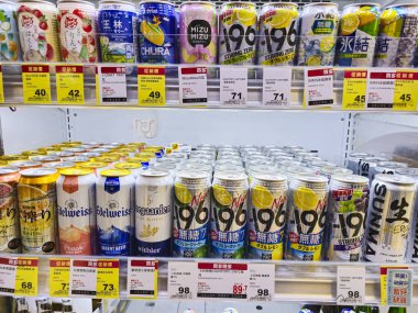 Tayvan, Taipei, 1 Kasım 2025 Süpermarkette Çeşitli Markalarla Konserve Bira Bölümü