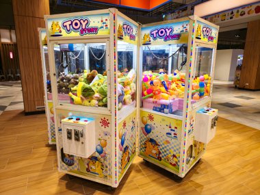 Eğlence parkının içinde Çoklu Pençe Makineleri Sıralanmış