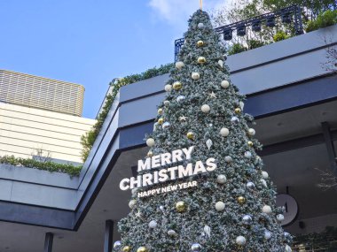 Beyaz Tatil Harfleri Dekorasyonlu Açık Hava Dev Noel Ağacı