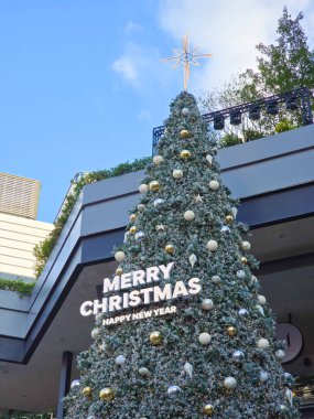 Beyaz Tatil Harfleri Dekorasyonlu Açık Hava Dev Noel Ağacı