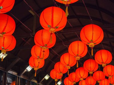 Kırmızı Asılı Kağıt Fenerler Tayvan Yeni Yıl Kutlamasını Sembolize ediyor