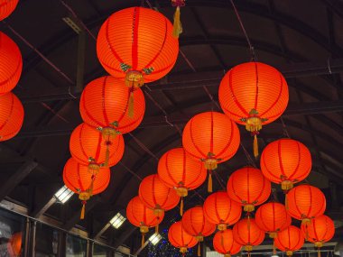 Kırmızı Asılı Kağıt Fenerler Tayvan Yeni Yıl Kutlamasını Sembolize ediyor