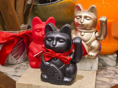 Kırmızı Siyah ve Altın Şanslı Kedi figürleri İyi Talihi simgeliyor