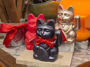 Kırmızı Siyah ve Altın Şanslı Kedi figürleri İyi Talihi simgeliyor