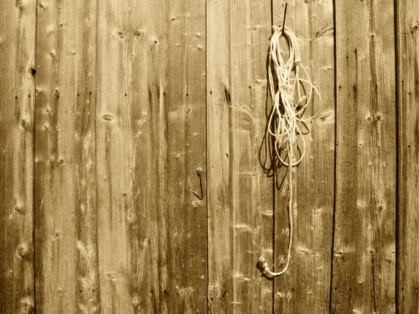 Pohled Plném Formátu Ošlehanou Dřevěnou Stěnu Chléva Dobytek Provazem Připevněným — Stock fotografie