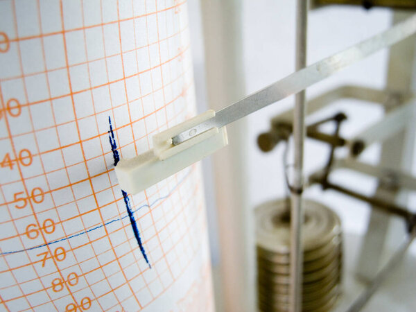 Наклонный крупный план ручки на графическом рулоне ручного барографа.