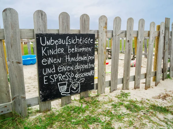 Weitwinkelansicht Eines Sandkasten Zauns Mit Der Humorvollen Aufschrift Deutschen Worten — Φωτογραφία Αρχείου