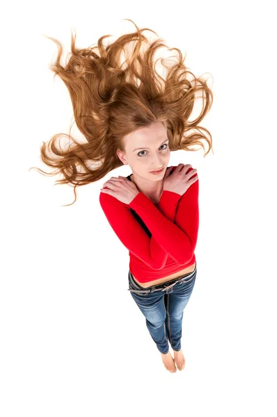 Повна Довжина Молодої Жінки Лежачи Білому Витягнутим Світлим Волоссям Руками — стокове фото
