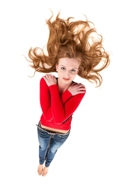 Geniş Sarı Saçları Kolları Göğsünün Önünde Çaprazlanmış Beyaz Bir Kadın — Stok fotoğraf