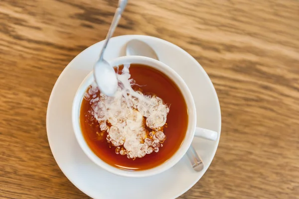 Bulutlu bir şekilde yeni dökülmüş kremalı beyaz bir fincan çayın en iyi görüntüsü. Bu tür çay hazırlama Kuzey Almanya 'da bir gelenek haline geldi..