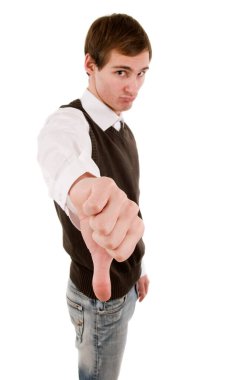 Sağ elinin baş parmağını aşağı gösteren ve beyaz arka planda kameraya olumsuz bakan genç bir adamın ön gövde görüntüsü.. 