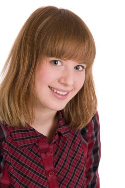 Beyaz arka planda, kareli bluz giymiş genç bir kadının kafa ve omuz portresi..