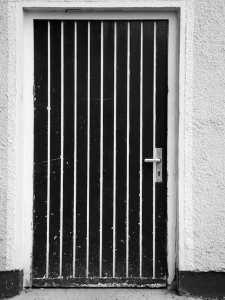 Vista Frontal Una Puerta Entrada Casa Madera Rayas Verticales Una —  Fotos de Stock