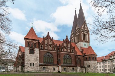 Berlin-Lichtenberg 'deki eski dini kilisenin genel görüşü. Ludwig von Tiedemann tarafından tasarlandı, 1903-1905, Robert Leibnitz tarafından dikildi..