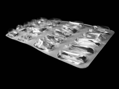 Siyah üzerine izole tabletler için kullanılan su toplayıcı paketi.