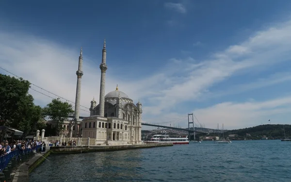 Ortakoy-moskén och Bosporen-bron vid Bosporus strand i Istanbul, Turkiet — Stockfoto