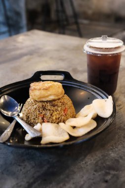 Orijinal Asya usulü kızarmış pilav yanında çıtır kraker ve kızarmış tofu ile birlikte Asya mutfağının iştah açıcı yemek arkaplanından sunulur.