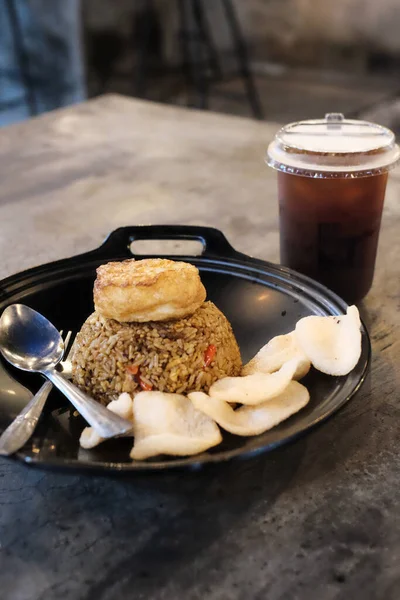 Orijinal Asya usulü kızarmış pilav yanında çıtır kraker ve kızarmış tofu ile birlikte Asya mutfağının iştah açıcı yemek arkaplanından sunulur.