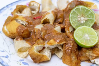 Lezzetli Siomay tabakta fıstık sosu ve limonla servis ediliyor. Otantik Endonezya sokak yemekleri.