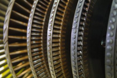 Endüstriyel türbin motor pervanesinin yakın çekim görüntüsü, karmaşık mühendislik, kavisli bıçaklar ve metal yapı. Enerji üretimi için ağır sanayideki makine mühendisliğini temsil ediyor
