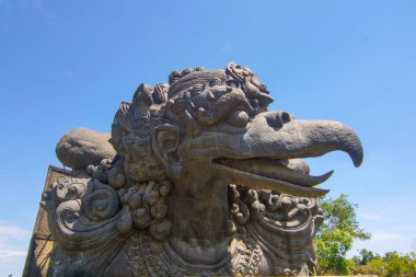 Garuda Wisnu Kencana Kültür Parkı, Bali 'de heykeltraşlık yapan ikonik Garuda kuşu. Oyulmuş detaylar çarpıcı bir mavi gökyüzüne karşı duruyor. Endonezya sanatının ve kültürünün bir kanıtı.