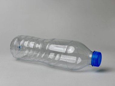 Mavi başlıklı izole plastik şişe, geri dönüşüm kavramlarını, su kaynaklarını, çevresel farkındalığı ve sıfır atık kampanyasını, sürdürülebilirliği ve ürünü temsil etmek için mükemmel.