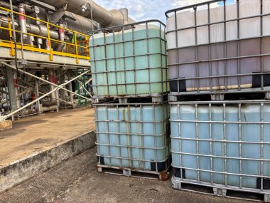 Depolanmış IBC toplamları endüstriyel site showcase kaynak depolama ve ulaşım sıvı içerir
