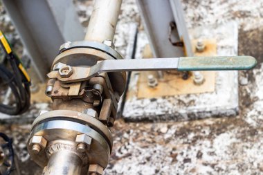 Saplı eski paslı boru.