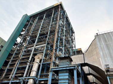 Çelik yapı, endüstriyel mimari ve mühendisliğin bir kanıtı olarak gökyüzüne yükseliyor..