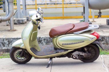 Bangkok, Tayland - Mayıs 19, 22 17: Klasik scooter duvarın yanına park edilmiş..