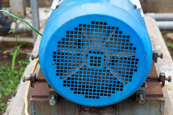 Su deposundaki su kuyusu, manzarayı kapat.