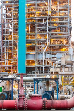 Bu resim, bir petrol rafinerisinin karmaşık altyapısını gösteriyor. Borular ve çelik yapılardan oluşan karmaşık ağ, enerji üretiminin ölçeği ve teknik gereksinimlerini vurguluyor. Böyle detaylar