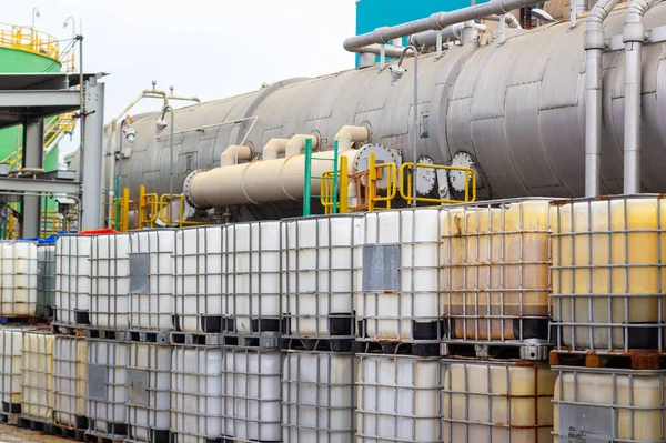 Bu resim, kimyasal işleme tesislerinin boyutunu ve karmaşıklığını vurgulayan büyük depolama tankları ve sayısız konteynırların yer aldığı endüstriyel bir manzara sergiliyor. Depoyu gösteriyor ve...