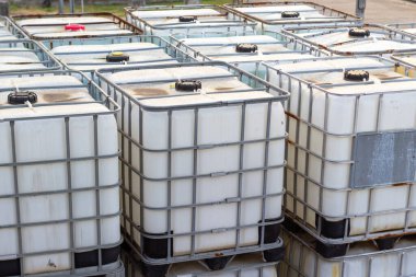 Metal kafesli sanayi konteynırları yığını, bu büyük IBC tankları çeşitli üretim tesisleri içindeki sıvıların taşınması ve depolanması içindir..