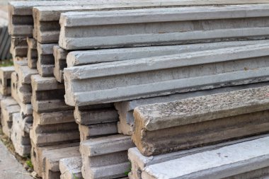 Geometrik formları ve katı dokuları açık hava mimari uygulama endüstriyel materyal arka planında göstermek için tasarlanmış istiflenmiş önceden yapılmış beton elementlerin görünümü