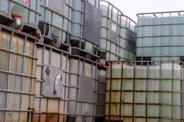 Yığılmış Orta Büyüklükteki Toplu Konteynırların (IBC 'ler) görünümü, kimyasal madde kullanımı, depolama çözümleri ve modern ortamlarda çevre yönetimi için ideal bir sanayi manzarası sunmaktadır.