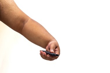 Kanal veya ses düzeyini, boş zaman teknolojisini değiştirmek için uzaktan kumanda kullanılıyor..