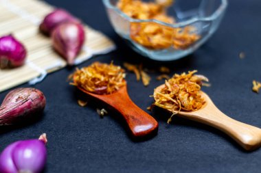 Kızarmış arpacık soğanı ve koyu bir arka planda taze soğan, mutfak fotoğrafçılığı.
