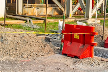 Bariyer inşaat alanını toprak yığını ile birlikte çalışma alanı altyapı onarım sürecinde korur.