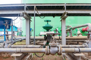 Endüstriyel boru hattı sistemi. Kapakçıkları ve yeşil depolama tankı mühendislik amaçlı.