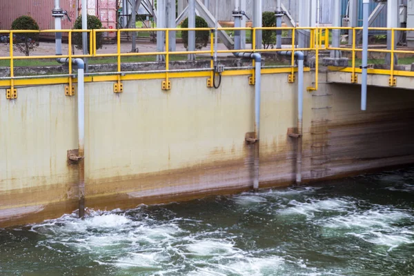 Endüstriyel atık su arıtma tesisi ve sarı güvenlik korkuluk sistemi