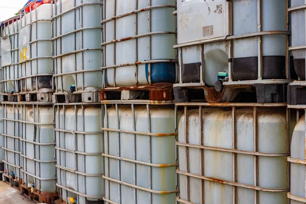 Yığılmış konteynırlar, orta büyüklükte sıvı taşımacılığının endüstriyel bir sahnesini sunar.