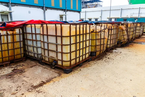 Zehirli atık dolu depolama varilleri