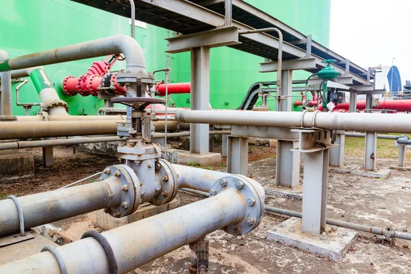Kapakçıkları ve tankları olan sanayi boru hattı sistemi bir tesiste sıvı taşıyor.