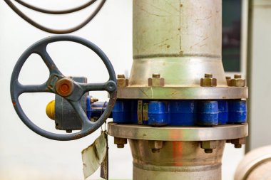 Tekerlek vanalı sanayi boru hattı mekanik kontrol ve bakım gösteriyor